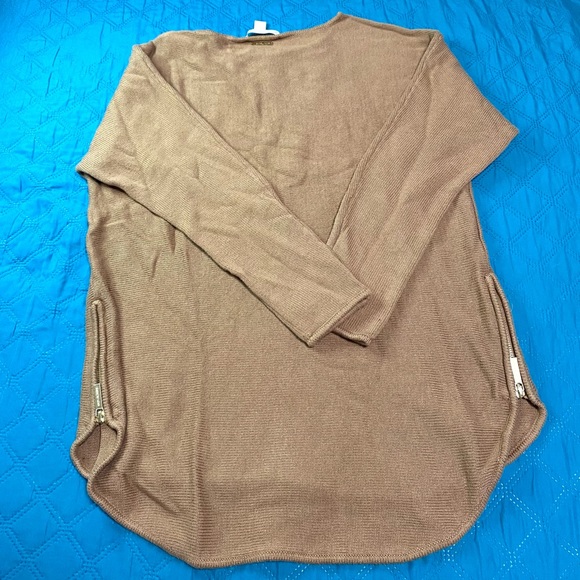 Michael Kors Large High Low Hem knitted sweater with gold toned zippers … - Picture 9 of 14